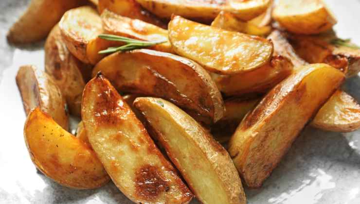 Ecco l'ingrediente segreto per patate al forno croccanti